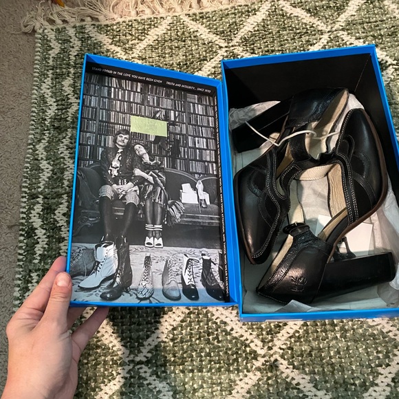 John Fluevog Sigourney Black Leather Heels - Picture 4 of 16